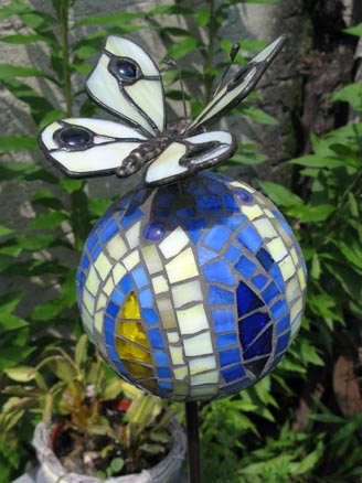 Mosaik Kugel mit Schmetterling